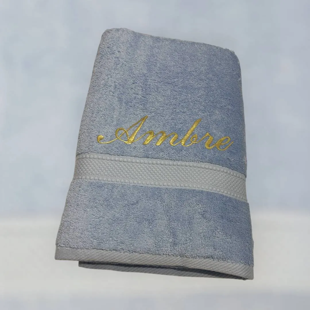 Serviette de toilette bleu clair + prénom