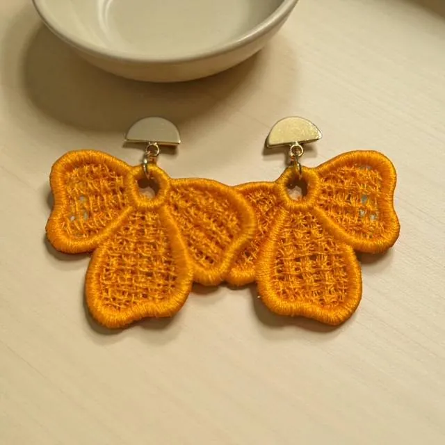 Boucles d’oreilles brodées couleur orangé légères et antiallergiques
