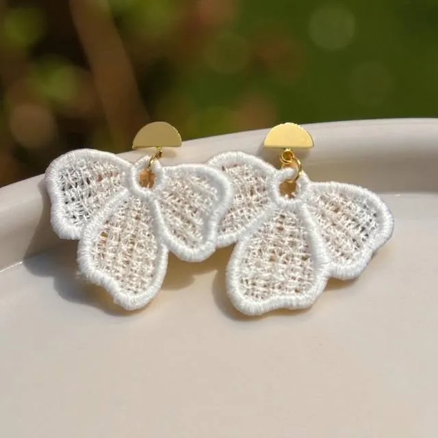 Boucles d’oreilles brodées couleur blanche légères et antiallergiques